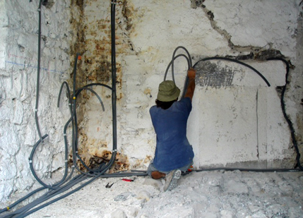 Ouvrier en train de rénover une maison ancienne
