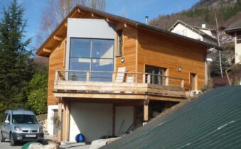 Installation de panneaux solaires sur une maison à Talloires