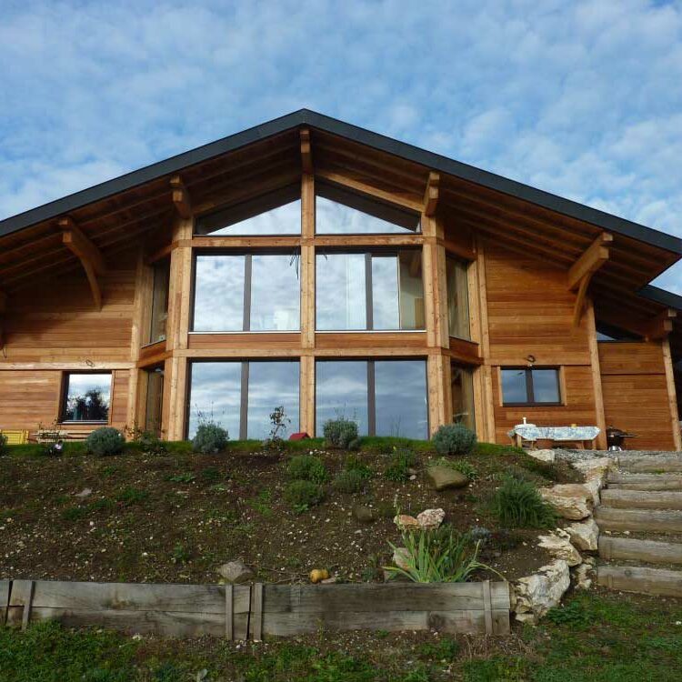 Maison équipée de domotique et panneaux photovoltaiques par E-Lake Annecy