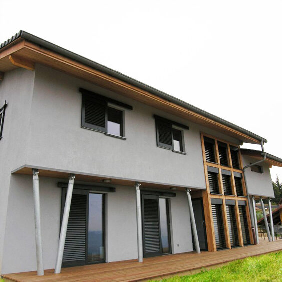 Installation de panneaux solaires sur une maison neuve